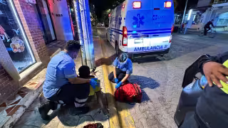 Paramédicos atendieron al hombre, quien se encontraba herido