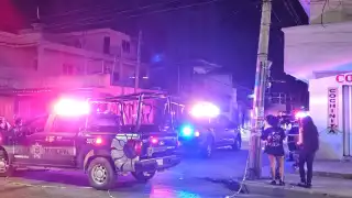 Elementos policiacos llegaron al lugar para resguardar la escena del crimen.