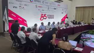 Transporte público enfrenta retos de financiamiento y reducción de emisiones.