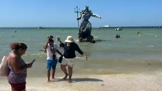 La estatua de Poseidón continúa acaparando miradas en Progreso