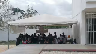 Elementos policiacos acuden a las escuelas para concientizar a los jóvenes.