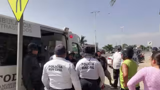 Cruzaba por el paso peatonal y motociclista lo arrolla en el malecón de Champotón
