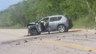 Dos autos chocaron sobre la carretera Temozón-Calotmul