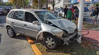 El auto terminó impactando un poste; la conductora fue detenida.