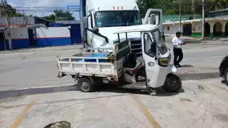 Motocarro choca contra tráiler de empresa refresquera en Campeche