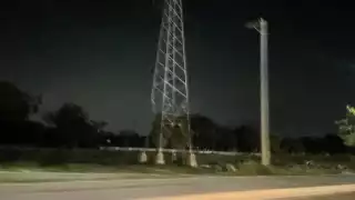 Los vecinos piden la presencia de personal de la CFE para que solucione el problema.