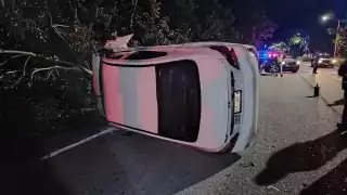 Una conductora perdió el control de su automóvil durante la madrugada en la avenida Químico Pastrana, en la zona continental de Isla Mujeres.