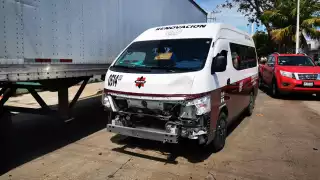 Dos mujeres resultaron lesionadas tras el choque entre una combi colectiva y una camioneta en Ciudad del Carmen.