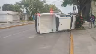 Un automovilista protagonizó una aparatosa volcadura sobre la avenida Central debido al exceso de velocidad.