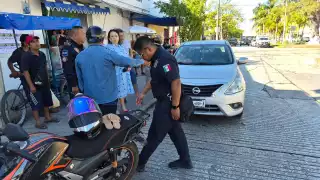 La mujer a bordo de la motocicleta fue trasladada a un hospital