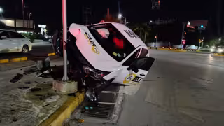 Un taxi del aeropuerto protagonizó un aparatoso accidente en Cancún.