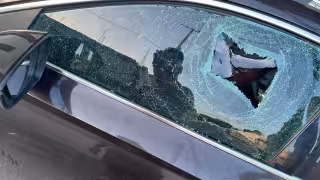 Desconocido daña automóvil con una piedra en Villamadero, Seybaplaya