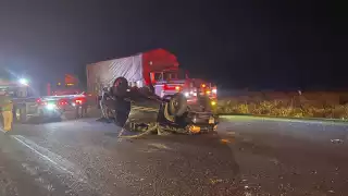 Camioneta abandonada tras accidente en carretera federal de Champotón