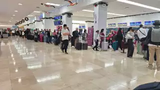 Hay largas filas de pasajeros en el aeropuerto de Mérida