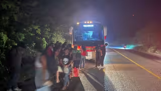 Un autobús de transporte foráneo presenta un conato de incendio mientras viajaba con pasajeros