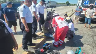 Un accidente de dos motocicletas en la Belisario Domínguez dejó tres lesionados y daños materiales cuantiosos
