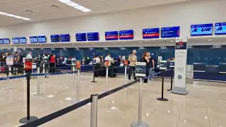 Los mostradores de Viva Aerobús y Aeroméxico están semivacíos, mientras que Volaris despacha tres vuelos a la Ciudad de México y Guadalajara