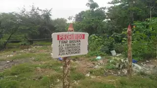 El área donde antes se extraía material para construcción, incluso lo han convertido en un basurero de naturaleza ilegal.