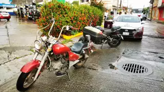 Accidente en Carmen deja herido a motociclista; chocó contra un taxi