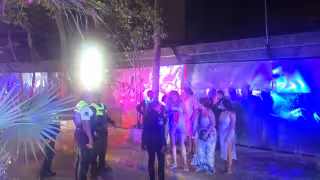 Elementos policiacos llegaron al lugar de los hechos para contener la pelea.