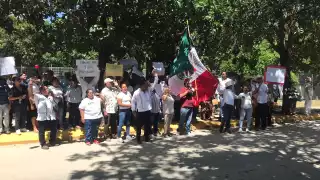 Decenas de personas esperaron a AMLO fuera de la estación en Chetumal