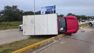 La camioneta terminó volcada sobre uno de sus costados.