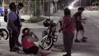 Pareja de motociclistas sufre de accidente provocado por un perro en el fraccionamiento Maderas