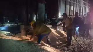 Se incendia un tractocamión doble por la carretera Campeche - Champotón: transportaba 40 toneladas de maíz