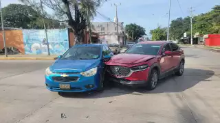 Aparatosa colisión entre dos vehículos frente al panteón nuevo en la Colonia Justo Sierra