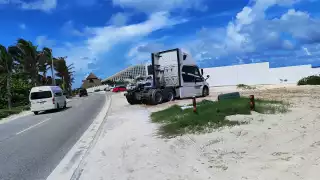 Un tráiler quedó atrapado en el estacionamiento de Playa Delfines debido a la falta de precaución del conductor.