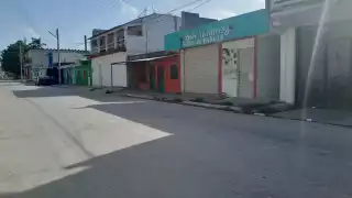 Roban motocicleta estacionada afuera de un negocio en Escárcega