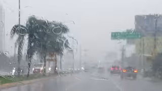Cancún registra lluvias durante la mañana de este sábado 17 de octubre.