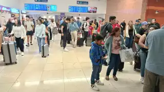 Pasillos saturados y operaciones continuas en el aeropuerto de Mérida