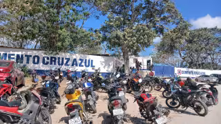 Trabajadores protestan desde las 7:00 horas en la cementera de Seybaplaya.