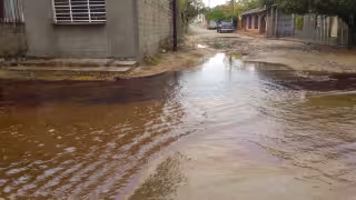 Lluvias de Boris arrastran combustóleo por calles de Salina Cruz; Pemex activa emergencia
