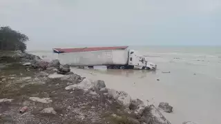  Accidente en la carretera Campeche-Carmen termina con tráiler en la orilla del mar