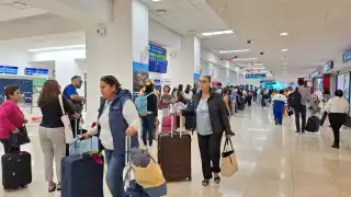 La operación de cuatro vuelos de salida entre las 07:54 y 09:00 causó dificultades para los empleados de Volaris en el aeropuerto de Mérida