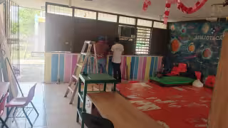 Cambian ventanas y mejoran aulas en primaria de Kanasín durante el receso escolar