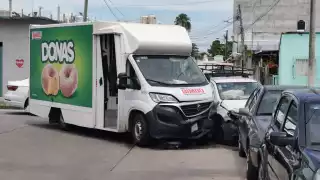 Choque múltiple involucra a cuatro vehículos en la colonia Fátima.