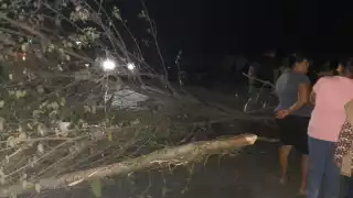 Continúa bloqueo carretero en Atasta: Pobladores exigen luz y cobran cuotas para pasar 