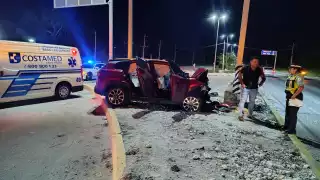 La camioneta terminó destrozada, pero no hubo víctimas que lamentar.