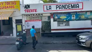Cateo en el bar “La Pandemia” en Playa del Carmen durante la madrugada.