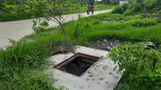 Robo de tapa de drenaje pone en peligro a vecinos en Escárcega