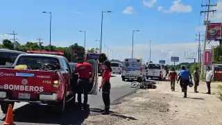 Paramédicos atendieron al motociclista lesionado.