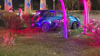 El auto compacto terminó sobre la glorieta con daños visibles.