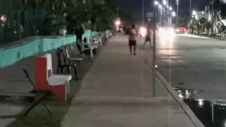 Los conductores apartaron los vehículo de la calle para evitar más tráfico.