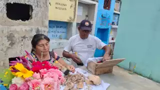 Llevan flores y veladoras