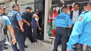 El hombre fue detenido tras intentar llevarse varias cortinas