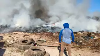 Personal de Protección Civil se encarga de atacar el incendio, causado al parecer por una explosión