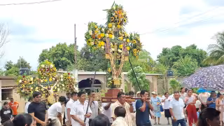 Procesión con mestizas y charanga honra al Cristo del Amor